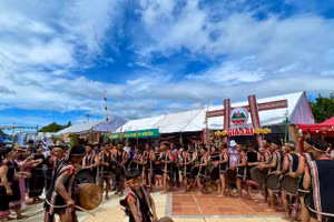 Nghi lễ hoàn thành, bà con vui trong điệu chiêng, tiếng cồng, thưởng thức rượu cần và vui chơi tại bến nước.