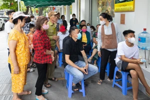 Chi nhánh ngân hàng VietinBank ở 81 phố Huế (Hà Nội), rất đông người dân chờ mua vàng trong ngày thứ 2 mở bán.