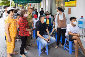 Chi nhánh ngân hàng VietinBank ở 81 phố Huế (Hà Nội), rất đông người dân chờ mua vàng trong ngày thứ 2 mở bán.