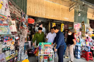 Chính quyền xã Xuân Sinh (huyện Thọ Xuân) ghi nhận nhiều mặt hàng không rõ nguồn gốc, hết hạn sử dụng được bày bán ngay cổng trường.