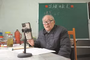 Cựu giáo viên Trung Quốc trở lại làm việc.