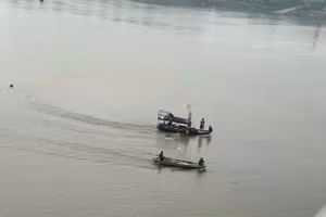 Lực lượng chức năng trong quá trình tìm kiếm, cứu hộ hai nữ sinh trên sông.