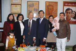 Nguyên Chủ tịch nước Trương Tấn Sang thăm và chúc Tết gia đình NSND Bùi Đình Hạc năm 2014 (NSƯT Bùi Trung Hải ở ngoài cùng bên phải). Ảnh: NVCC.