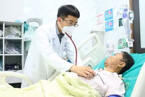 Bệnh nhân đột quỵ cấp cứu tại Bệnh viện Bạch Mai. Ảnh: BVCC