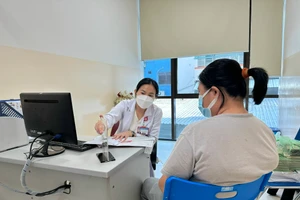 BS.CKI Huỳnh Ngọc Phương Thủy - Trưởng khoa Dinh dưỡng Bệnh viện Hùng Vương (TPHCM) đang thăm khám cho bệnh nhân. Ảnh: Lâm Ngọc