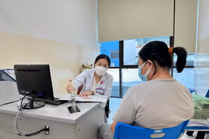 BS.CKI Huỳnh Ngọc Phương Thủy - Trưởng khoa Dinh dưỡng Bệnh viện Hùng Vương (TPHCM) đang thăm khám cho bệnh nhân. Ảnh: Lâm Ngọc