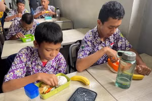 Một bữa trưa miễn phí tại Indonesia có thịt, rau, trái cây. Ảnh: Reuters