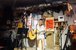 Sau những buổi đi diễn, Hiệp Gà vui ca hát.