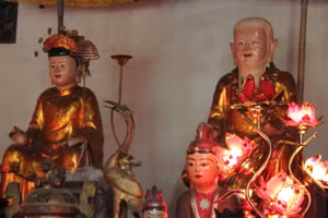 Tượng thờ vợ chồng thầy giáo Vũ Thê Lang và Nguyễn Thị Thục.