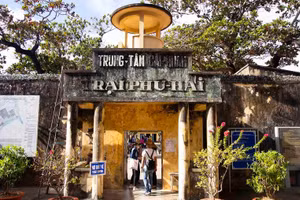 Côn Đảo có hệ thống di tích lịch sử, di tích cách mạng nổi tiếng, phù hợp loại hình du lịch tham quan về nguồn.