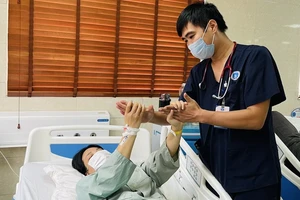 Các bác sĩ khuyến cáo, người bệnh không được tự ý sử dụng thuốc chống đông máu. 