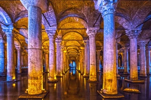 Những cột đá cẩm thạch trong bể chứa nước Basilica Cistern, Thổ Nhĩ Kỳ.