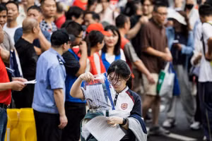 Một thí sinh kiểm tra lại đồ đạc trước khi bước vào phòng thi tại Vũ Hán, Trung Quốc, ngày 7/6.