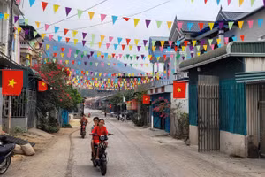 Nhiều nhà dân ở khu trung tâm xã Quang Chiểu trở nên khá giả nhờ có con cái đi XKLĐ.