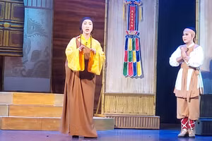 Nàng Mai Hương được thiền sư cứu sống và gieo duyên là bước ngoặt quan trọng của vở tuồng 'Thiếu phụ Nam Xương'. Ảnh: Bình Thanh.