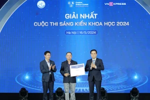 PGS.TS Nguyễn Đình Quân đại diện nhóm tác giả nhận Giải Nhất, cuộc thi Sáng kiến khoa học năm 2024.