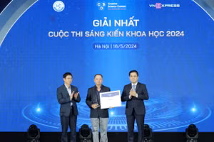 PGS.TS Nguyễn Đình Quân đại diện nhóm tác giả nhận Giải Nhất, cuộc thi Sáng kiến khoa học năm 2024.