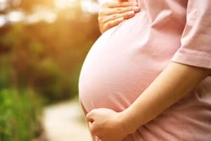 Mẹ bầu nên tránh tiếp xúc với ánh nắng trực tiếp trong thời gian nắng nóng. Ảnh minh họa 