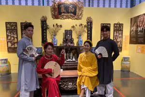Nhiều bạn trẻ thích thú trải nghiệm mặc cổ phục chụp ảnh trong không gian tái hiện cách bài trí phòng khách của người Hà Nội xưa.