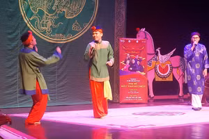 Tiết mục rap hề chèo mới lạ và thú vị tại sự kiện 'Phi hề bất thành chèo'. Ảnh: Bình Thanh