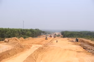 Đoạn cao tốc Cam Lộ - Vạn Ninh qua địa bàn huyện Cam Lộ gấp rút thi công.