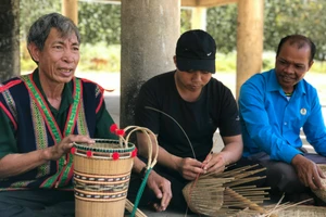 Những lớp truyền dạy giúp học viên lưu giữ văn hóa truyền thống và có thêm thu nhập, phát triển kinh tế gia đình.