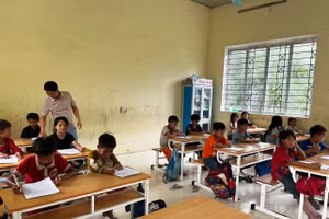 Những đứa trẻ ở Tà Cóm đã đến trường đều đặn hơn trước.