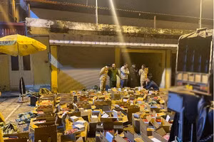 Công an quận Hà Đông (Hà Nội) cùng lực lượng chức năng kiểm tra số hàng hóa vi phạm.