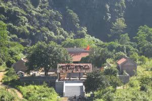 Đền thờ vua Đinh tại Thung Lau (tức động Hoa Lư)