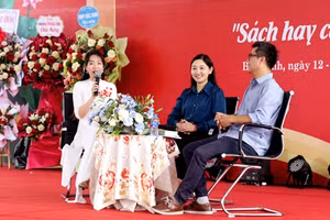 Nhà báo, nhà thơ Lữ Mai (giữa) tại một buổi trò chuyện về sách.