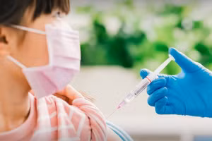 Bộ Y tế yêu cầu vận động các gia đình đưa trẻ em đi tiêm chủng vắc-xin đầy đủ. Ảnh minh hoạ