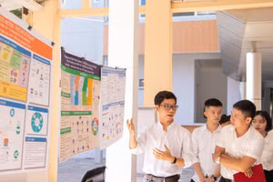 Sinh viên khoa Thương mại điện tử, Trường ĐH Kinh tế, ĐH Đà Nẵng trong tiết học trình bày phương án kinh doanh. Ảnh: NTCC