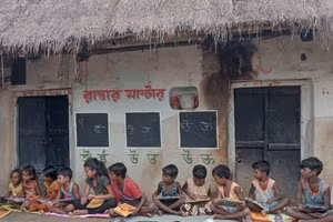 Những bức tường sơn màu đen làm bảng học.