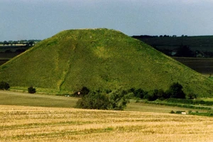 Đồi Silbury – kim tự tháp bằng đất từ thời đồ đá mới ở Anh. Ảnh: Ancient-origins.net