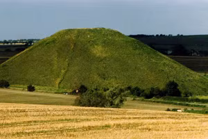 Đồi Silbury – kim tự tháp bằng đất từ thời đồ đá mới ở Anh. Ảnh: Ancient-origins.net