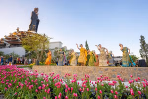 Rộn ràng hội Xuân núi Bà Đen 