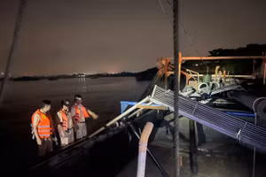 Lực lượng chức năng kiểm tra, bắt giữ tàu khai thác cát trái phép trên sông Hồng.