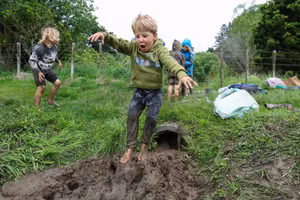 Học sinh Trường Thiên nhiên Bush Sprouts khám phá khu rừng ở Battle Hill, ngoại ô Wellington, New Zealand.