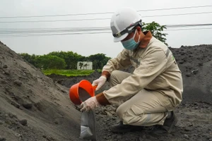 Đoàn kiểm tra thuê đơn vị quan trắc, lấy mẫu kiểm nghiệm, kết quả không có chất thải độc hại.