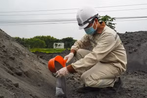 Đoàn kiểm tra thuê đơn vị quan trắc, lấy mẫu kiểm nghiệm, kết quả không có chất thải độc hại.