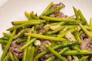 Người mắc gout cần tránh ăn các loại rau xanh có tốc độ tăng trưởng nhanh như măng tây (ảnh), măng tre, nấm, giá, dọc mùng. Ảnh minh họa: ITN