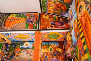 Những bức bích họa được vẽ bằng đôi bàn tay tài hoa của anh Lâm Phiên và chị Sơn Sà The.