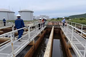 Nhóm nghiên cứu lấy mẫu và thử nghiệm xử lý ô nhiễm tại Kho ngoại quan (Vân Phong - Khánh Hòa). Ảnh: NVCC