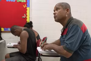 José Santos, 52 tuổi, theo học lớp xóa mù chữ tại Đại học bang Rio de Janeiro, Brazil.