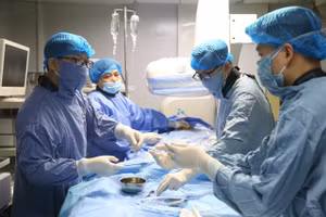 Các bác sĩ thực hiện tán sỏi cho người bệnh. Ảnh: BVCC