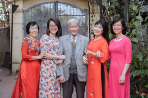 Bốn chị em nhà nghệ sĩ Hương Tươi. Ảnh: NVCC