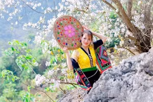 Hoa ban trắng là biểu tượng cho người con gái Thái mộc mạc với khăn piêu, áo cóm; biểu tượng cho sức sống trường tồn của tình yêu đôi lứa trong sáng, thủy chung.