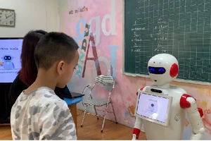 Robot Bonbon có thể hỗ trợ dạy tiếng Anh, giao tiếp và vui chơi với học sinh tiểu học. 