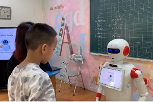 Robot Bonbon có thể hỗ trợ dạy tiếng Anh, giao tiếp và vui chơi với học sinh tiểu học. 