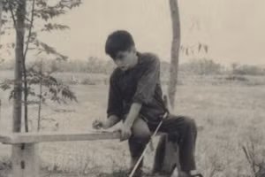 GS.TSKH Ngô Việt Trung phải dùng nạng khi đang học lớp 10 ở Tốt Động, Hà Tây.